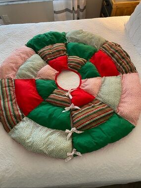 Handmade Puff Quilt Patchwork Christmas Tree Skirt - Red & Green